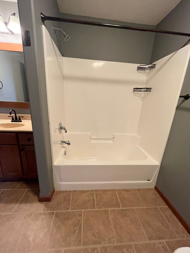 Building Photo - Ground Floor 2 Bed Condo with Attached Garage!