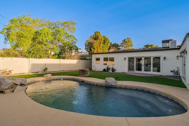 Building Photo - 5328 E Pinchot Ave