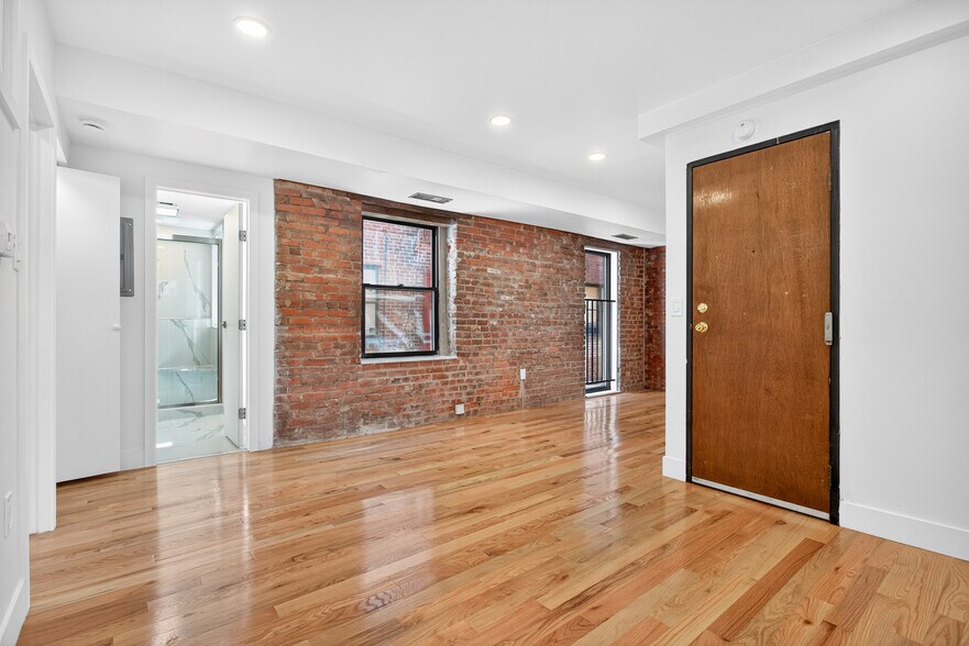 Building Photo - 2213 Green St