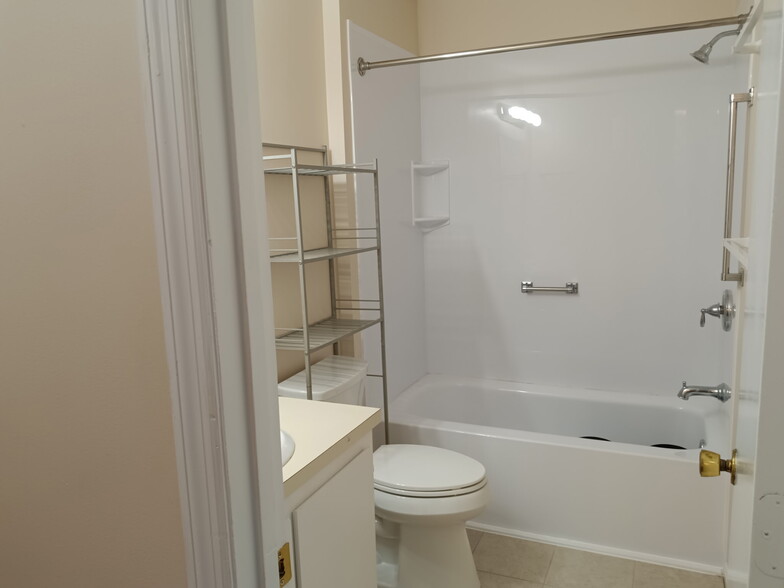 Full bathroom - 4725 Bayfield Dr