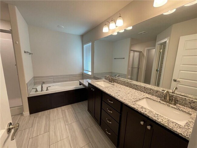 Building Photo - 416 Emerald Woods