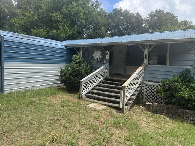 Building Photo - 2 Bed 1 Bath with Bonus Storage space & Large yard