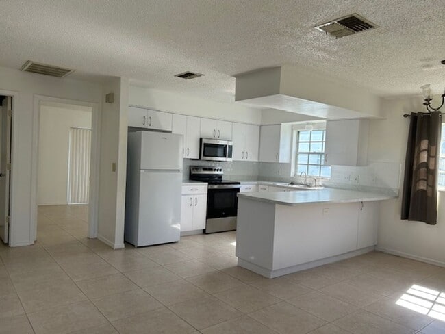 Building Photo - Well maintained 1/1 in a 55+ community