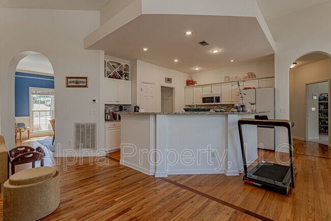 Building Photo - 209 Birchleaf Ln