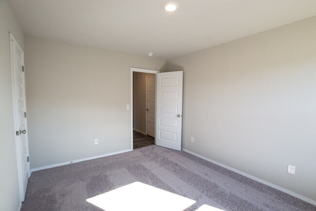 Building Photo - BRAND NEW! 4 Bed 2 Bath Home in Newcastle!