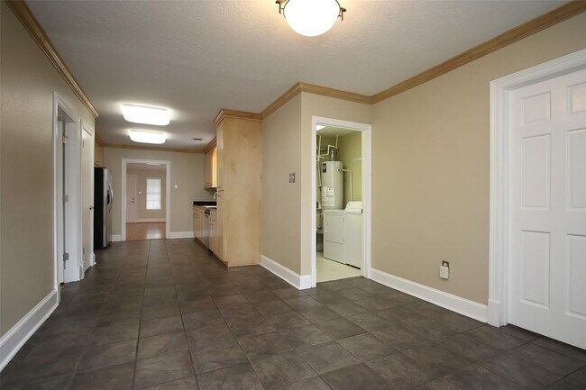 Building Photo - Beautifully updated 3BR/2BA Bungalow in de...