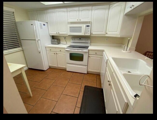 Building Photo - 600 Egret Cir