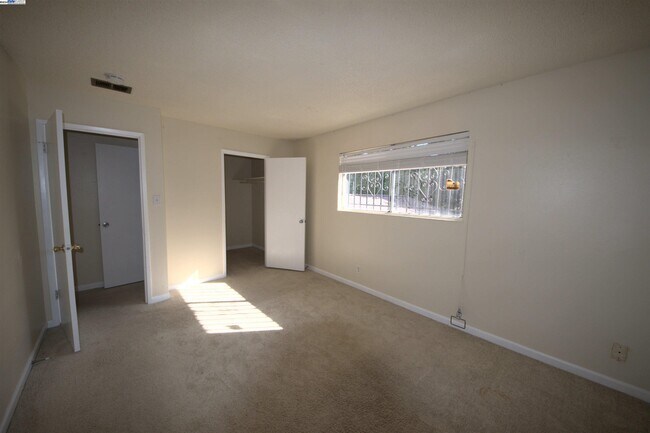 Building Photo - 1214 Sycamore Dr