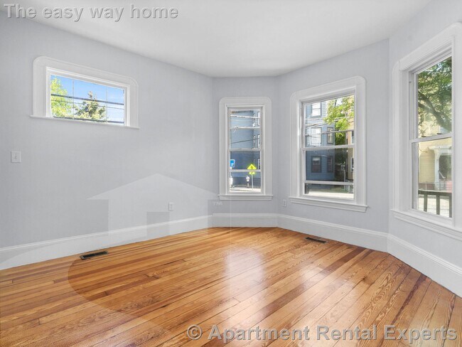 Building Photo - 98 Elm St