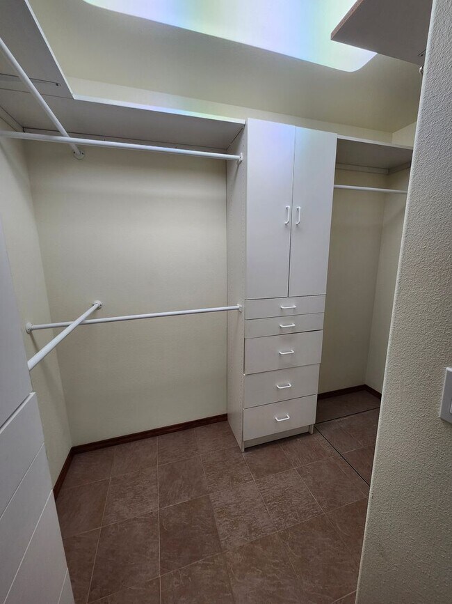 Building Photo - New Listing in a Beautiful Location in a Golf Community