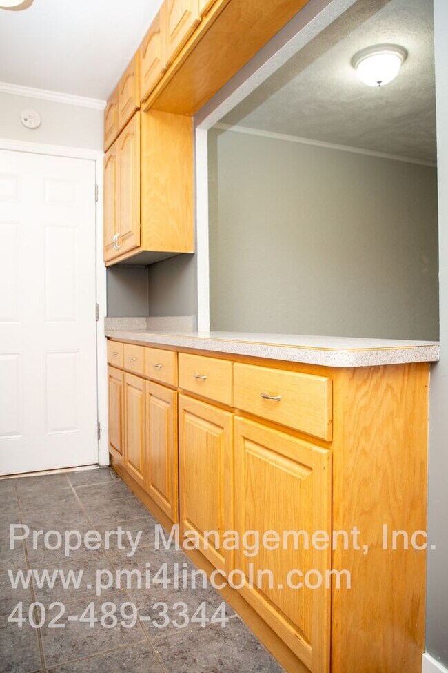 Building Photo - 2 Bedroom and 1 Bathroom Home Available For Rent!