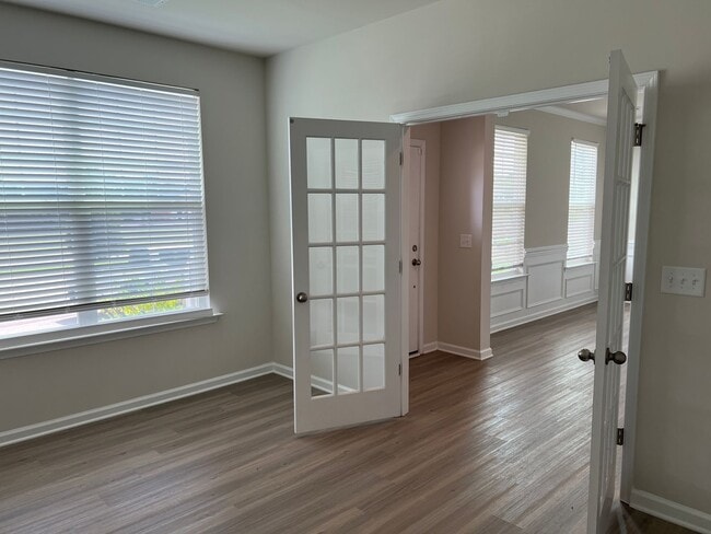 Building Photo - 4/2.5 Townhome Available Now!