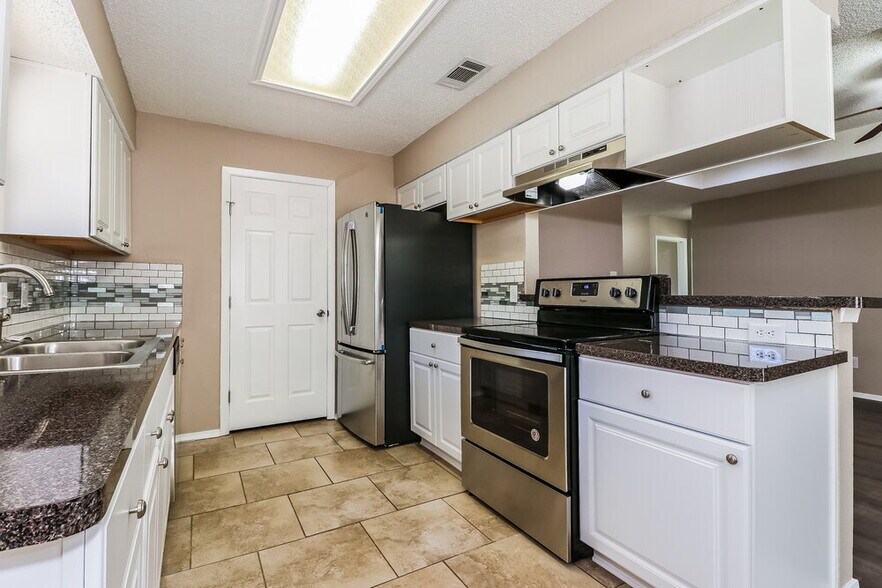 Building Photo - 8540 Whitney Dr
