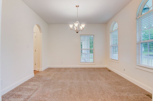 Building Photo - Charming 4 Bed, 3.5 Bath Modern Farmhouse on Expansive Land – Prime Location!