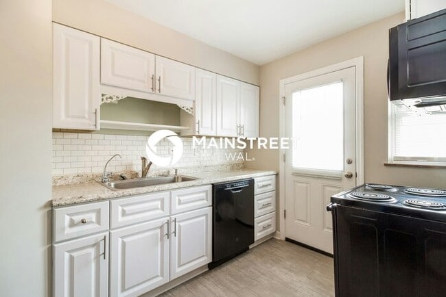 Building Photo - 4 Bedroom Pet-Friendly Home in Cincinnati, OH with Main Street Renewal