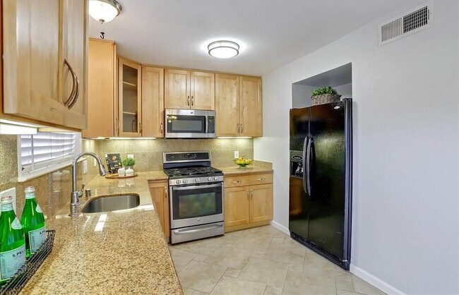 Building Photo - 3370 Northwood Dr.
