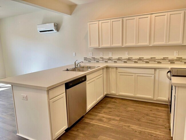 Building Photo - FREE RENT!! NEARLY NEW  HOME IN EZ LIVING ...