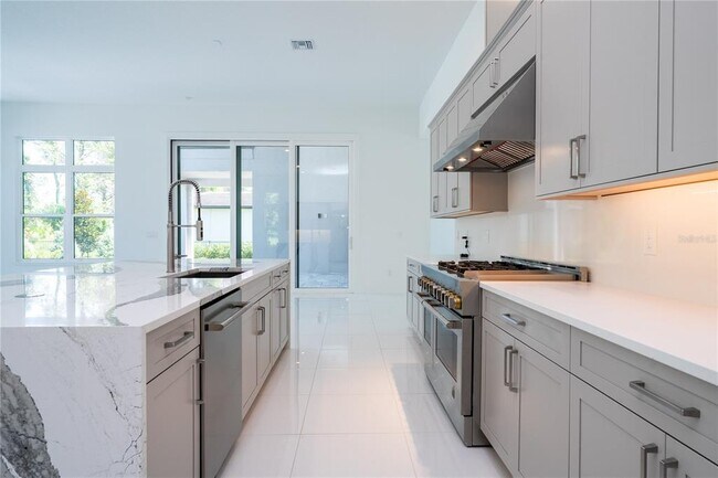 Building Photo - 16044 Pendio Dr