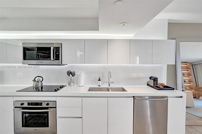 Building Photo - 102 NE 24th St