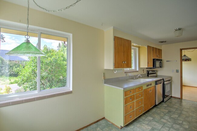 Building Photo - West Olympia 2bd 1 bath Cottage Rambler with Garden Space
