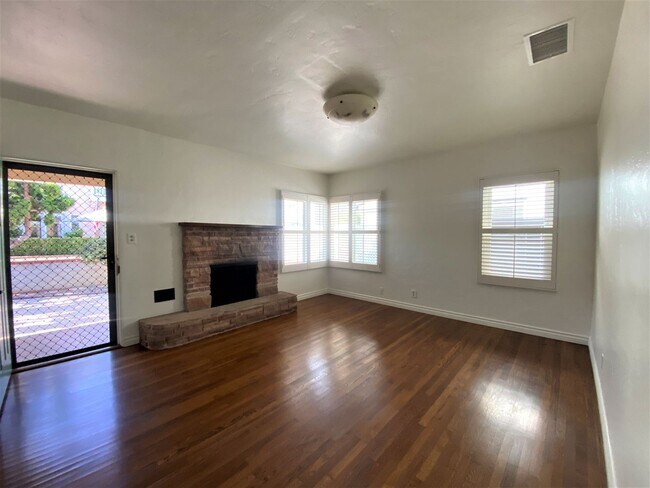 Building Photo - Beautiful 2BD/2BA Beach Home | Prime Mission Beach Location | Garage + 2 Parking Spaces