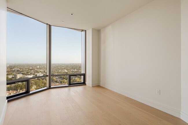 Building Photo - 211 Elm Ct