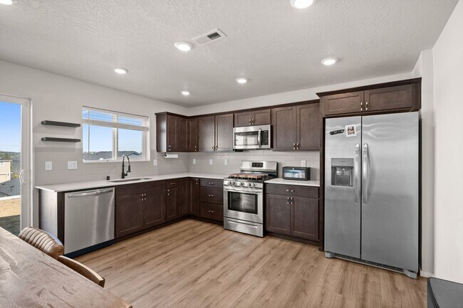 Building Photo - Beautiful 2022 Built Home With Views!