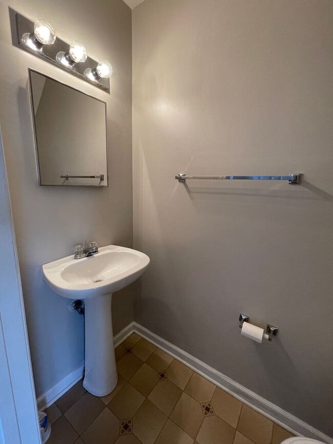Building Photo - Fresh Two Bedroom Townhouse
