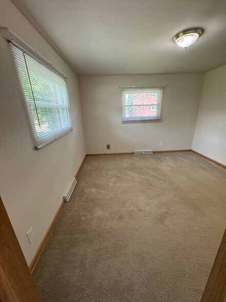 Main Bedroom with En Suite - 270 Kenridge Rd