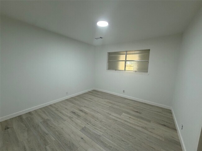 Building Photo - 143 Hollyvale Dr