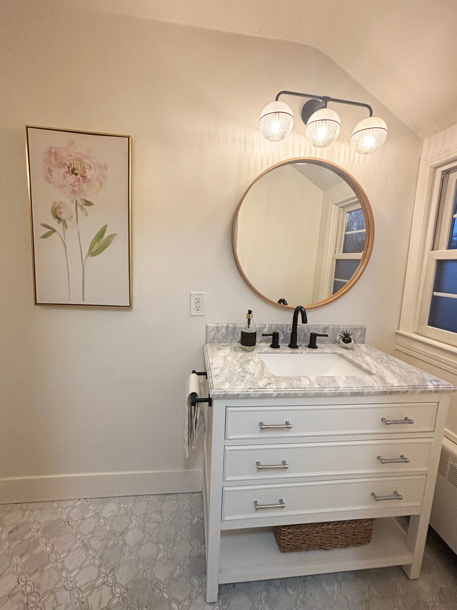 upper bath - 6120 N Kent Ave