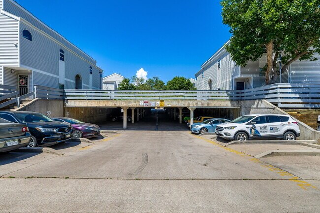 Building Photo - Updated and Stylish 1BDR/1BTH in the Eleve...