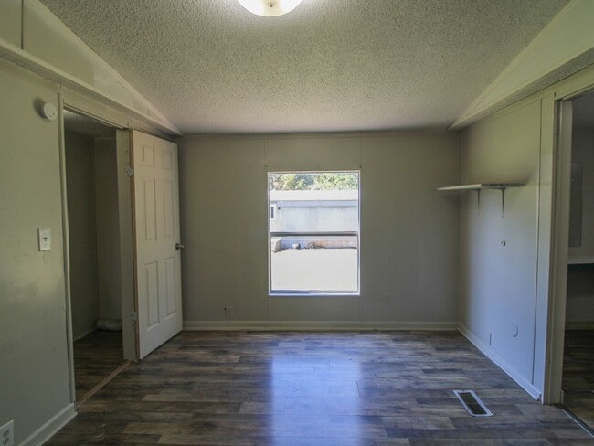Building Photo - Beautifully Updated 3BR/2BA Trailer in Mus...