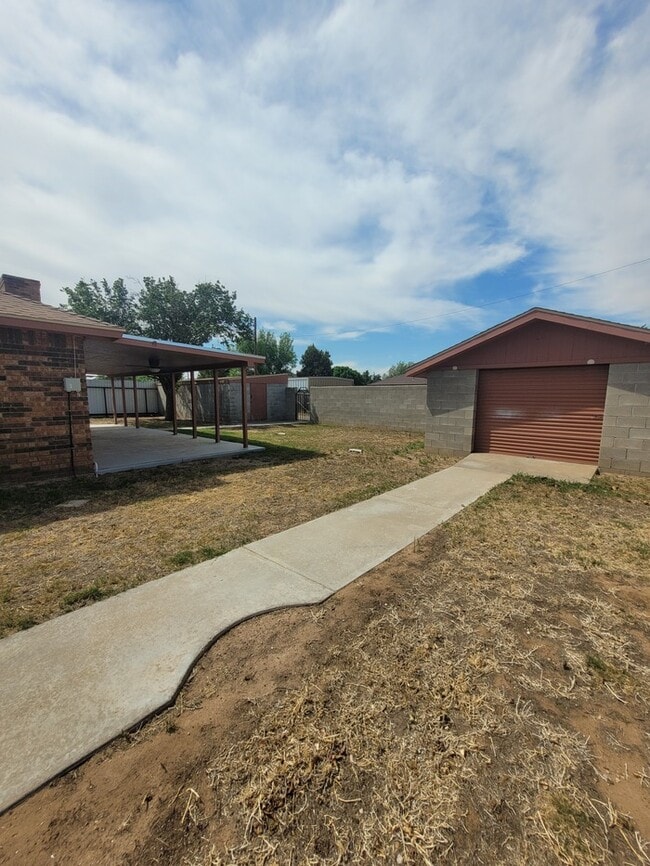 Building Photo - 3 bed 2 bath 2 car garage on cul-de-sac!