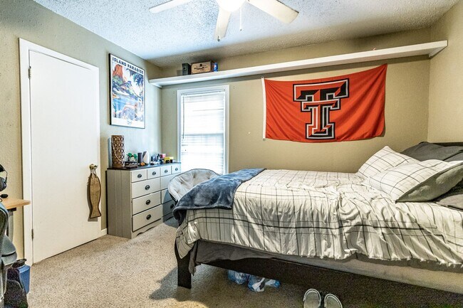 Building Photo - Pre-Leasing Summer 2023: Spacious 4/2,