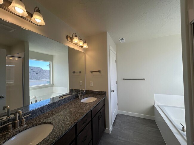 Building Photo - 3 Bedroom 2.5 Bathroom Townhome in Lehi!