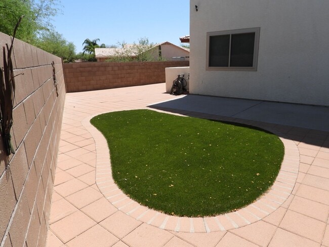 Building Photo - THIS HOME IS FOR LEASE UNTIL 8/31/2026 SHORT TERM.