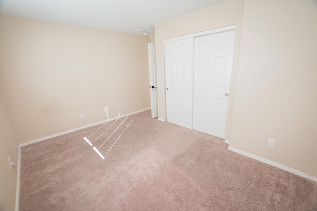 Building Photo - Stunning 2-Story Home in the Holiday Community!