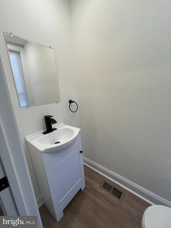 Building Photo - 533 S Salford St