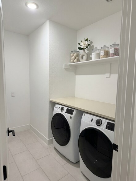 Building Photo - 733 Faith Bud Ln