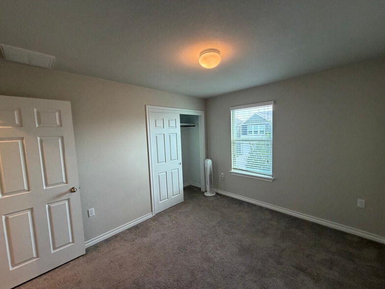Building Photo - Room in House on Clayton Creek Ave