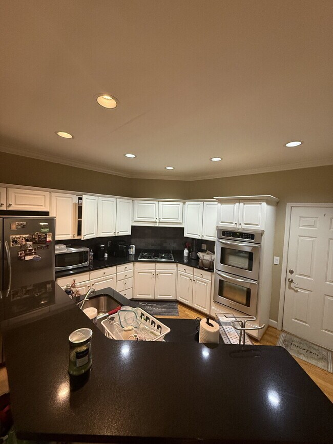 Building Photo - "Spacious 3-Bedroom Gem in Brentwood – FENCED yard. Modern Comfort with 2.5 Baths and 1850 Sq Ft!"