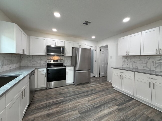 Building Photo - Renovated 4/2 in Beautiful Lago Vista Location