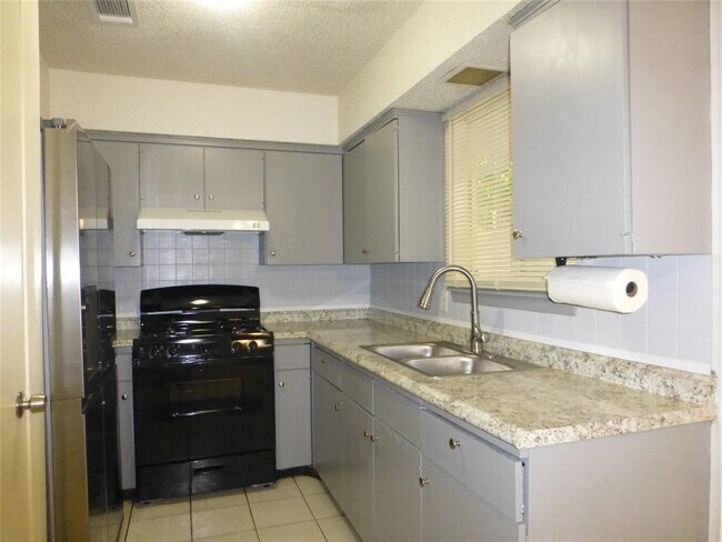 Building Photo - 1708 Raven Dr