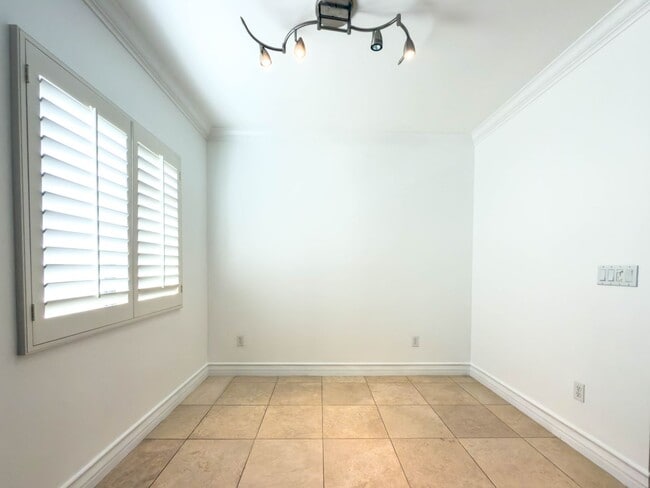 Building Photo - Spacious 3BR Condo with Luxury Finishes in Brentwood!