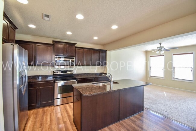 Building Photo - Check out this Beautiful 2 Bedroom, 2.5 Bath end unit Townhome in West Des Moines