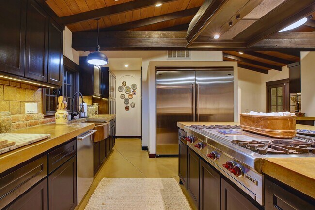 Building Photo - Fully Furnished Luxurious Spanish Mediterranean Villa in Hollywood Hills: 4-Bedroom, 2.5-Bath Ret...