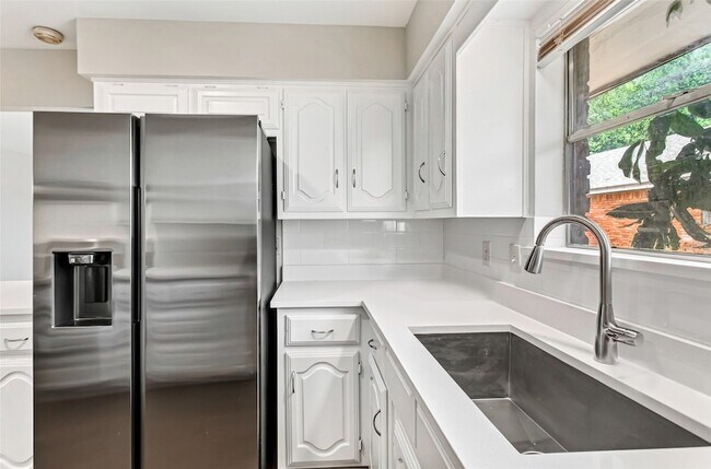 Building Photo - 136 Shadybrook Dr