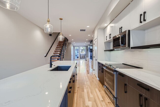 Building Photo - Stunning 3-Bedroom, 3.5-Bathroom Townhouse...