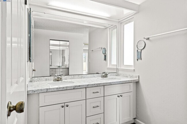 Building Photo - Nor Cal Realty Inc, 3BD 2 BTH condo ***Mes...